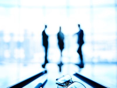 silhouettes-businesspeople-talking-about-meeting-min silhouettes-businesspeople-talking-about-meeting-min